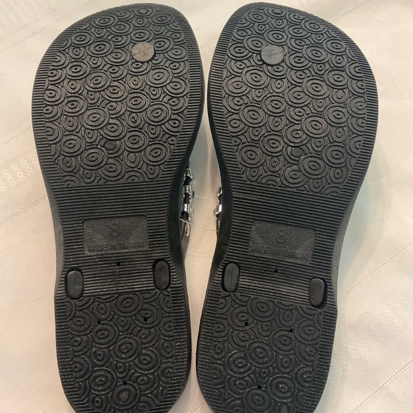 New Figuera Tree Flip Flops. Size 8 - Picture 3 of 7
